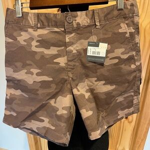 Eddie Bauer slightly curvy camo shorts. Size 8